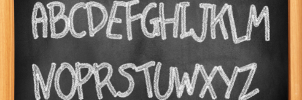 Buchstaben in der Reihenfolge des Alphabets wurden mit weißer Kreide auf eine schwarze Kreidetafel geschrieben.