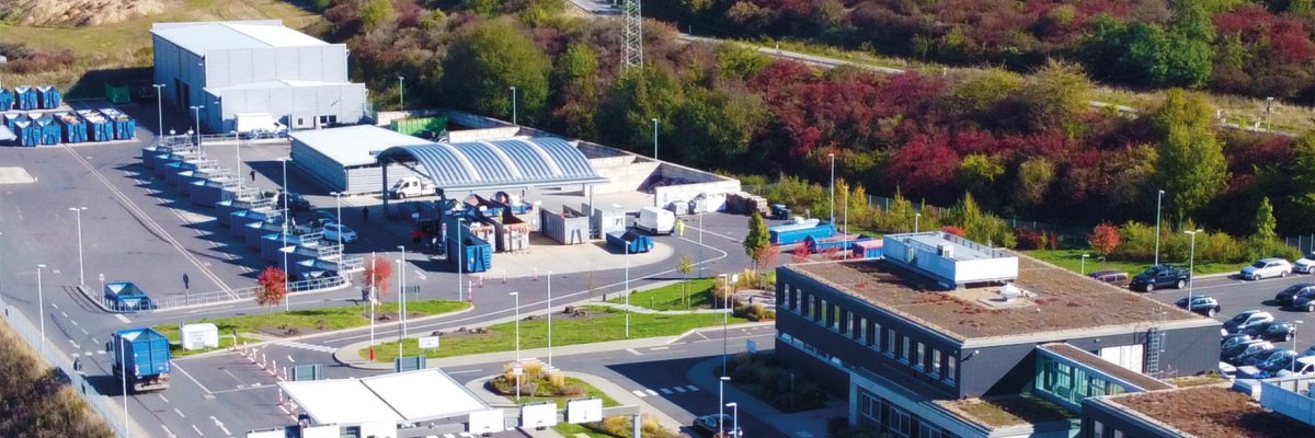 Drohnenaufnahme des Wertstoffhofes, einem Teil der Deponie sowie des Verwaltungsgebäudes.