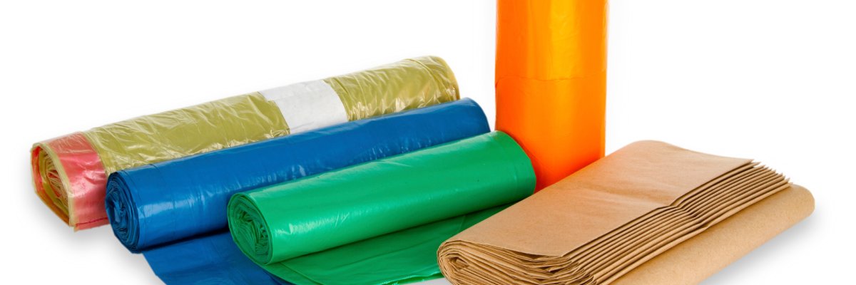Vor einem weißen Hintergrund liegen nebeneinander eine Rolle mit gelben Säcken, blauen Säcken, grünen Säcken, orangenen Säcken sowie Bioabfalltüten aus Papier.