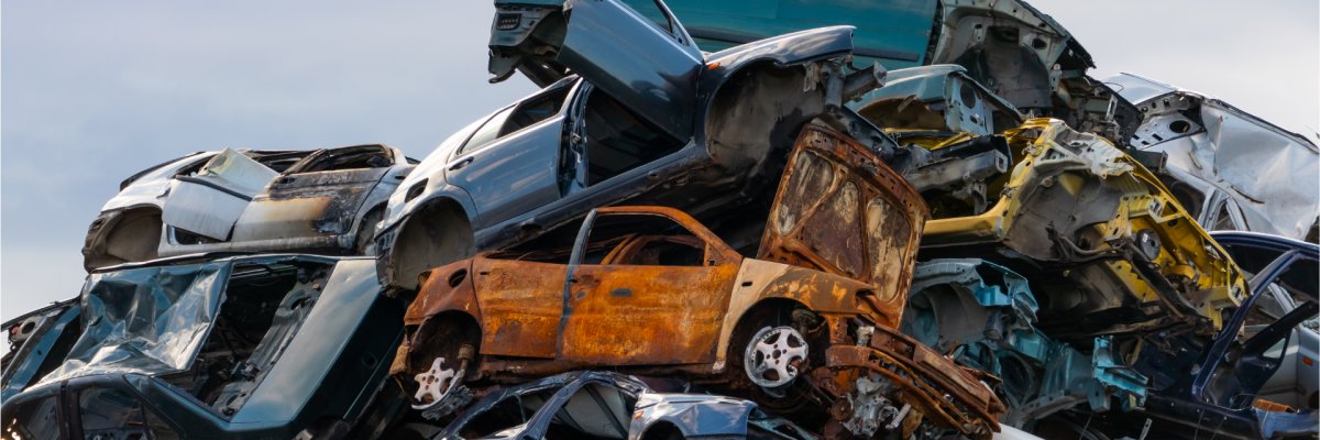 Altautos Übereinander gestapelte Altautos in verschiedenen Farben.