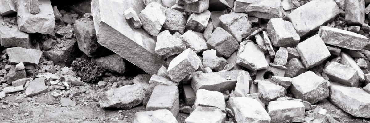 Bauschutt Ein großer Bauschutthaufen mit großen und kleineren Steinen.