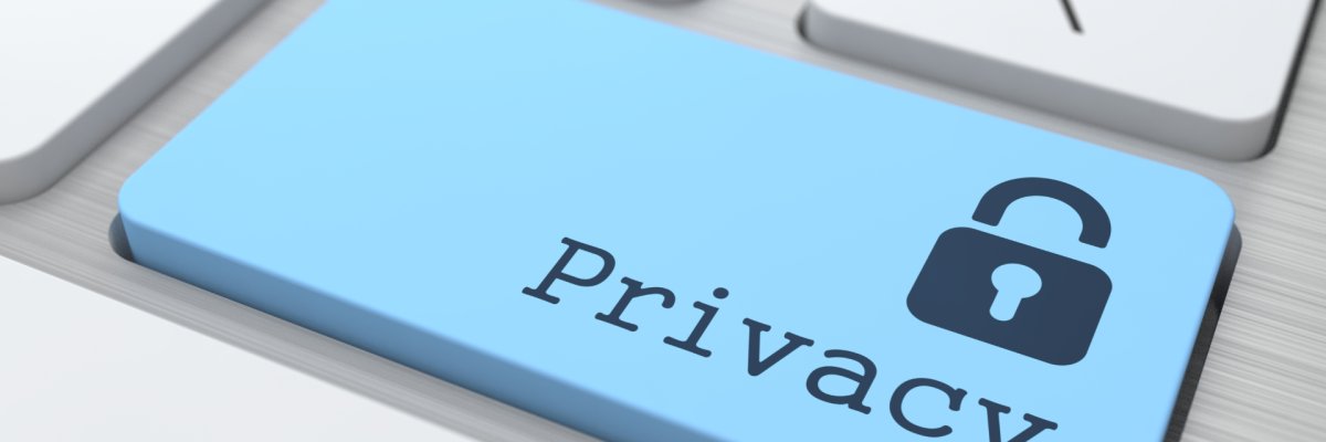 Ausschnitt einer Tastatur mit weißen Tasten. Im Vordergrund ist eine größere blaue taste mit der Abbildung eines Schlosses und dem darunter stehenden Wort "Privacy".
