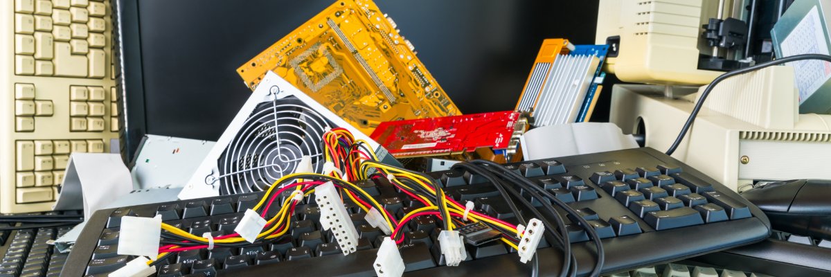 Elektroschrott bestehend aus Monitoren, Kabel, Festplatten und sonstigem PC-Zubehör liegen auf einem Haufen. 