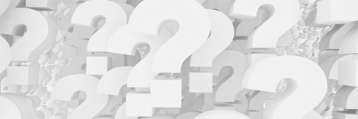 Fragezeichen Fragezeichen in Comic-Format liegen überlappend übereinander.