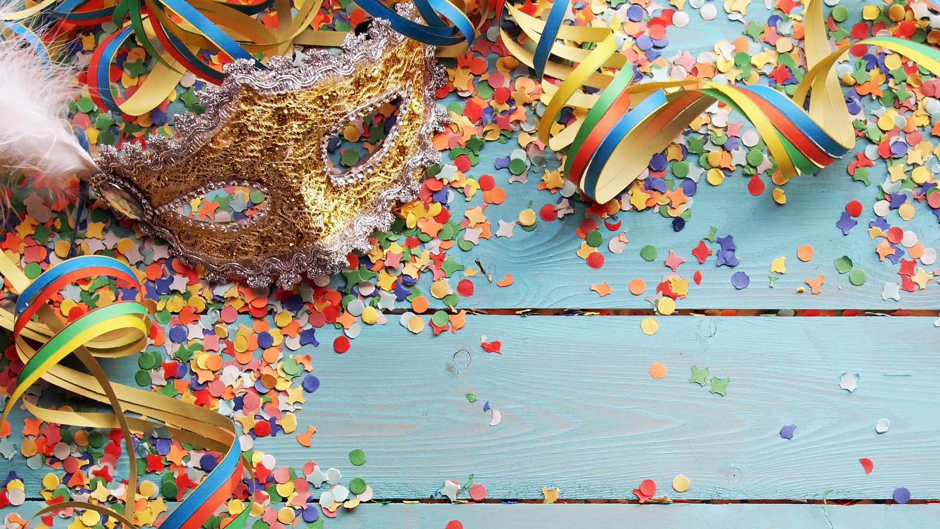 blauer Hintergrund mit Konfetti und Luftschlangen