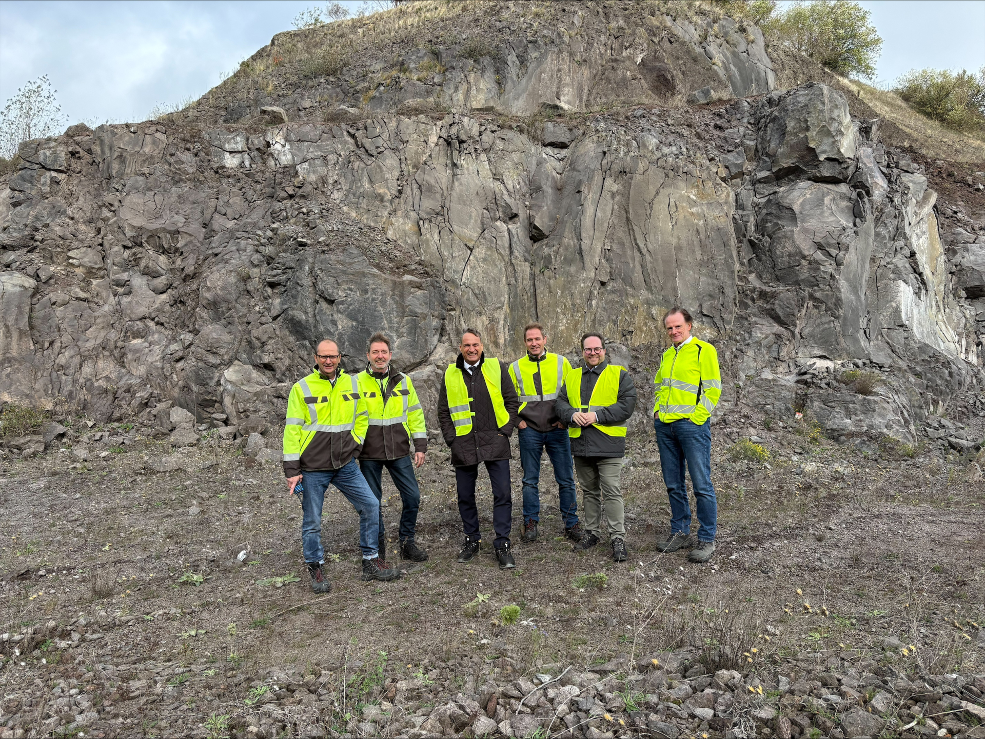 Gruppenfoto auf der Deponie des Abfallzweckverbandes Rhein-Mosel-Eifel