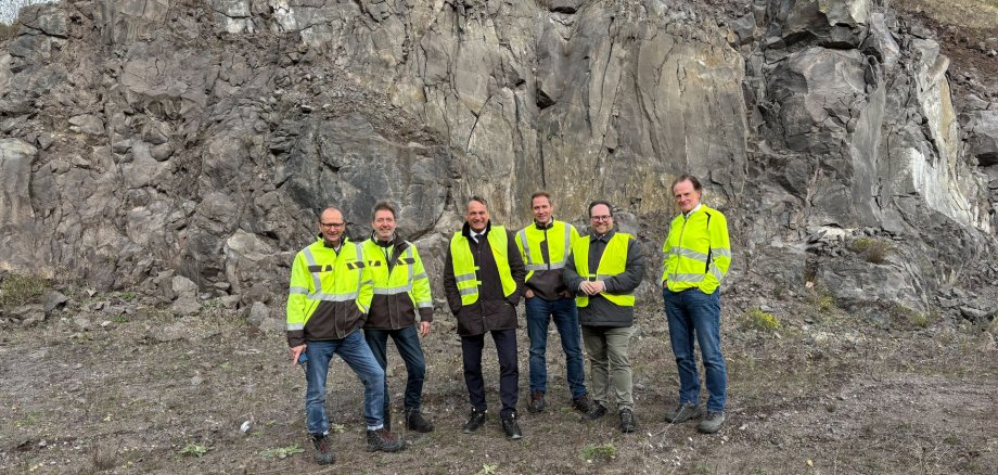 Gruppenfoto auf der Deponie des Abfallzweckverbandes Rhein-Mosel-Eifel Gruppenfoto auf der Deponie des Abfallzweckverbandes Rhein-Mosel-Eifel