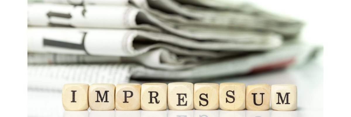 Impressum Dieses Foto zeigt das Impressum, welches zu der Homepage gehört. Im Vordergrund sind im Würfelformat mehrere Buchstaben zu sehen, die das Wort Impressum bilden.