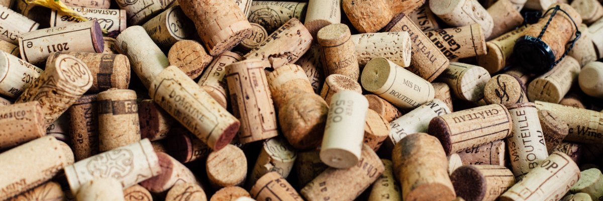 Viele Korken liegen ungeordnet durcheinander. Auf den Korken sind die Weingüter und die Sektkellereien als Hersteller aufgestanzt. 