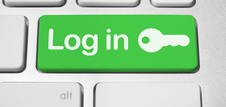 Ein Ausschnitt einer Tastatur. Auf der Enter-Taste steht auf grünem Hintergrund Login mit Schlüsselsymbol. 