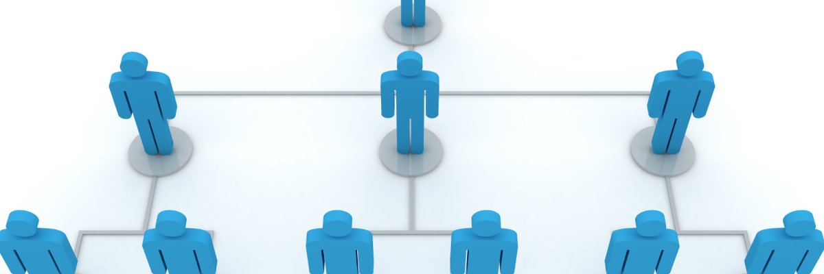 Zu sehen sind blaue Figuren, die in einer organisatorischen Beziehung zueinander stehen. 