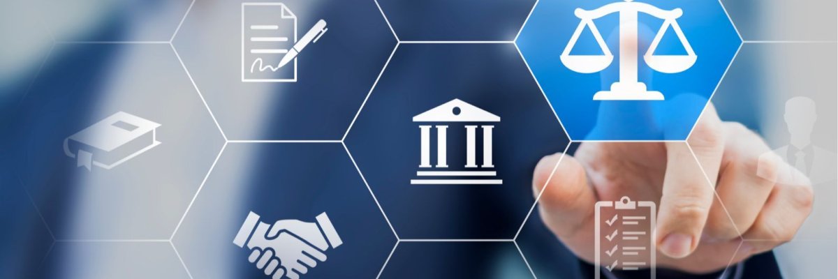 Im Hintergrund steht eine mit Sakko gekleidete Person, welche verschwommen zu sehen ist. Im Vordergrund sind wabenförmig verschiedene Symbole wie Hände, ein Gesetzesbuch, Aktenordner und die Waage der Justitia zu sehen. Die Hand mit ausgestrecktem Zeigefinger der Person aus dem Hintergrund sind deutlich zu erkennen. Der Zeigefinger zeigt auf die Waage der Justitia.  