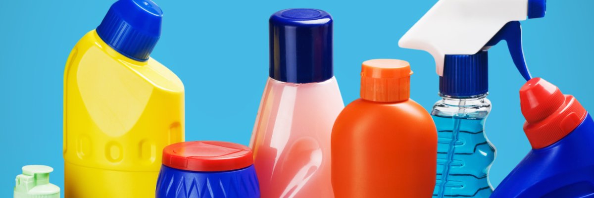 Sonderabfälle Viele Reinigungsflaschen stehen nebeneinander