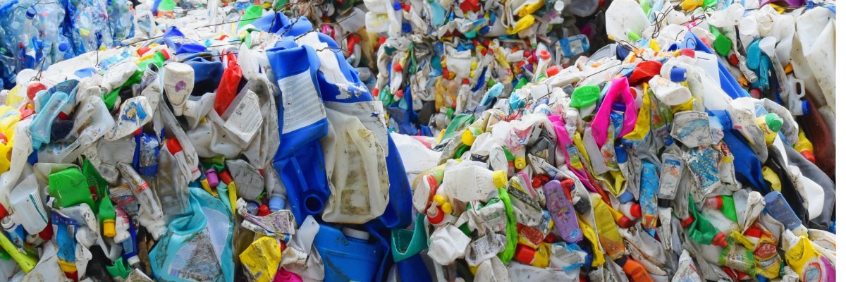 Zusammengepresste Verpackungsabfälle in verschiedenen Farben, die ballenförmig zu erkennen sind. 