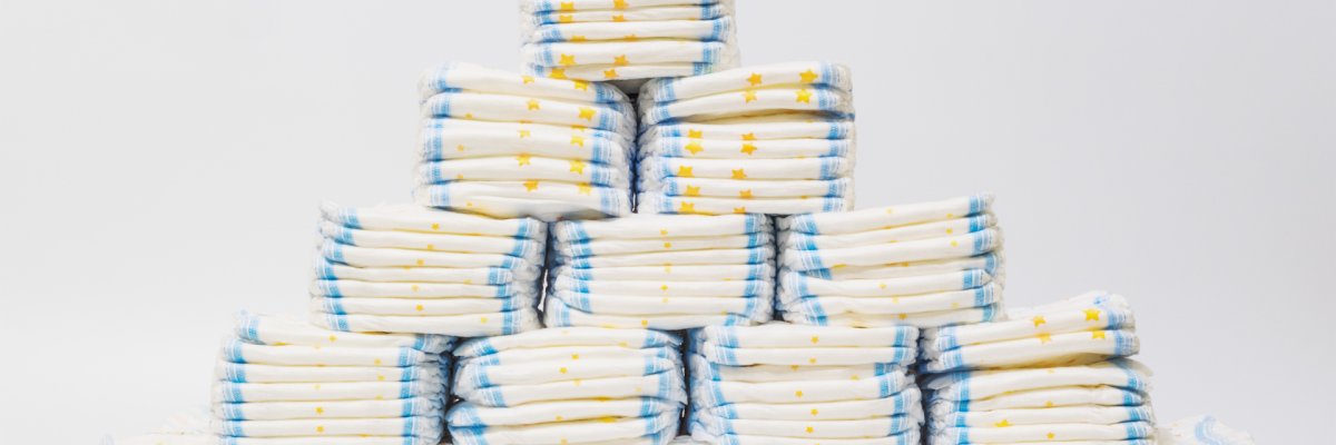 Windeln Eine pyramidenförmige Ansammlung von blau-gelben Windeln.